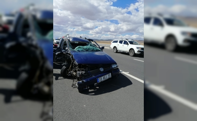 Aksaray'da otomobil tıra çarptı: 6 yaralı