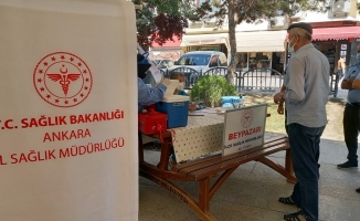 Beypazarı'nda vatandaşlar Kovid-19 aşılarını kent merkezindeki stantta yaptırabiliyor