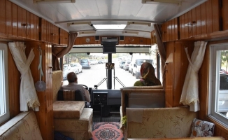 Motokaravana dönüştürdüğü eski model yolcu minibüsüyle Türkiye'yi geziyor