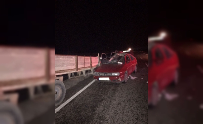 Sivas'ta otomobil traktör römorkuna çarptı: 1 ölü, 4 yaralı