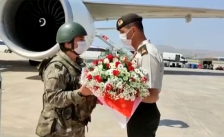 Afganistan'dan dönen Mehmetçik askeri yetkililer tarafından çiçeklerle karşılandı