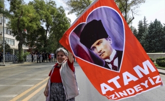 CHP'lilerden Atatürk ve silah arkadaşlarını anma yürüyüşü