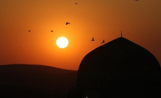 Mardin'de tarihi yapılar gün batımında kartpostallık manzaralar oluşturuyor