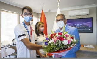 Olimpiyat şampiyonu Mete Gazoz altın madalyasıyla Federasyon Başkanı Topaloğlu'nu ziyaret etti