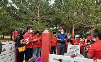 Ulaş'ta Kur'an kursu öğrencileri şehit mezarlarını ziyaret etti