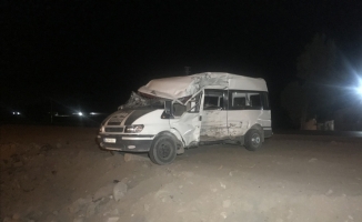 Kayseri'de tarım işçilerini taşıyan minibüs ile tır çarpıştı: 19 yaralı