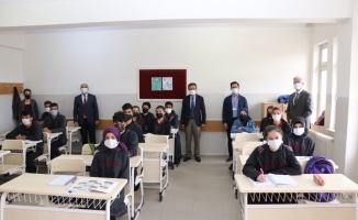 Sivas Milli Eğitim Müdürü Ergüven Aslan, Ulaş'ta öğrenci ve öğretmenlerle bir araya geldi