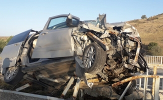 Sivas'ta hafif ticari araç köprü bariyerlerine çarptı: 2 yaralı
