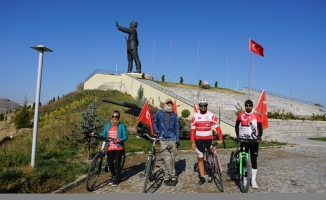 Atatürk'ü anmak için yola çıkan Bisiklet İnisiyatifi Grubu üyeleri Polatlı'ya ulaştı