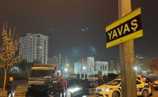 Kayseri'de park halindeki kamyonun çarptığı otomobilde yangın çıktı