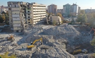 Konya'da depreme dayanıklı olmayan eski belediye binasında yıkım çalışmaları sürüyor