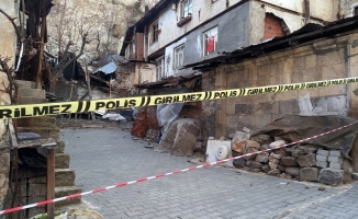 Beypazarı'nda kaya parçalarının zarar verdiği evlerin sahipleri yardım bekliyor
