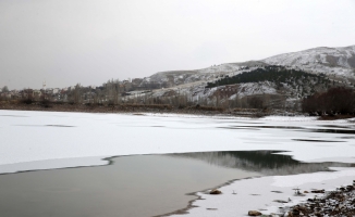 Sivas'ta soğuk hava göl yüzeyini dondurdu