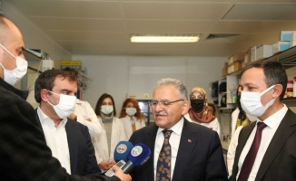 Başkan Memduh Büyükkılıç ERÜ'deki aşı merkezini ziyaret etti