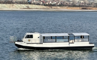Nallıhan Belediyesinin gezi teknesini Sarıyar Barajı gölüne indirildi