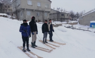 Sivas'ta çocuklar tahtadan yaptırdıkları kayaklarla karın keyfini çıkardı