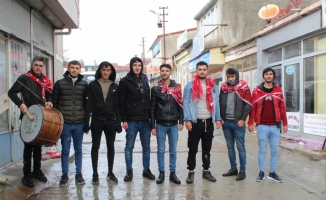 Yunak’ta askere giden gençlerin Türk bayrağı ile harçlık toplama geleneği