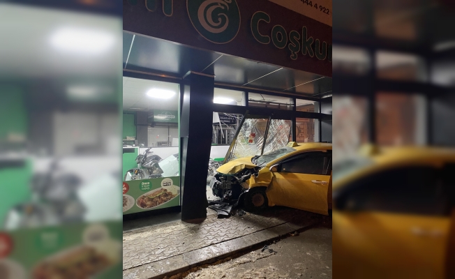 Çubuk'ta taksinin lokantaya girmesi sonucu sürücü yaralandı