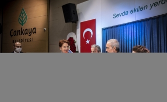 İYİ Parti Genel Başkanı Akşener, huzurevinde tanışan çiftin nikah şahitliğini yaptı