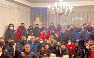 Kayserisporlu oyuncular galibiyet sevincini Başkan Gözbaşı ile paylaştı