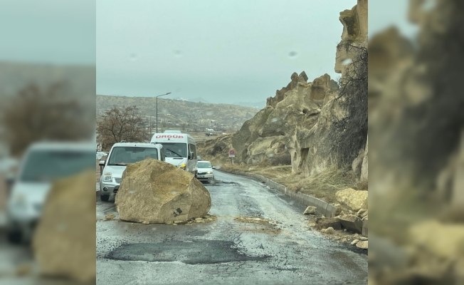 Nevşehir'de kaya parçası yola yuvarlandı