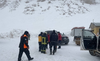 GÜNCELLEME 2 - Kayseri'de madende göçük altında kalan iki işçiden biri öldü, diğerine ulaşılmaya çalışılıyor