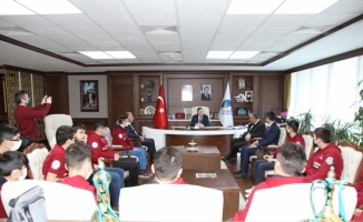 İzmir'deki yarışmaya katılan öğrencilerden Belediye Başkanı Demirbaş'a ziyaret