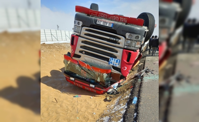 Kırşehir'de devrilen tırın sürücüsü yaralandı