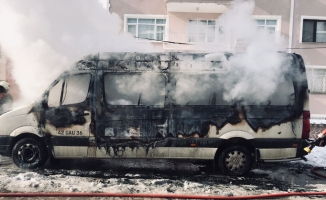 Konya'da park halindeki servis aracı yandı