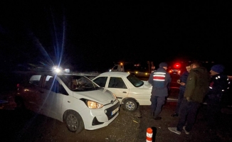 Nevşehir'de kavşakta çarpışan iki otomobildeki 4 kişi yaralandı