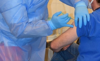 Almanya'da bir kişi, sahte aşı kartı satmak için 90 kez Kovid-19 aşısı oldu
