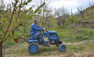 Bahçesini sürmek için hurda otomobil parçalarından mini traktör yaptı