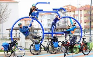 Bisiklet tutkunu aile 8 ayda 11 ülke gezdi