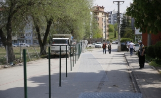 Eskişehir'de belediyeye tepki için yola çekilen tel örgü tahrip edildi