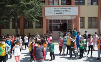 Kahramankazan'da öğrenciler okula maskesiz girmenin mutluluğunu yaşadı