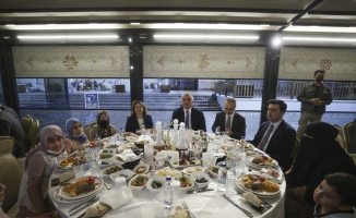 Kültür ve Turizm Bakanı Ersoy, yetim Türkmen çocuklarla iftar yaptı