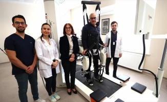 Omurilikteki sinirleri zedelenen Azerbaycanlı Türkiye'de robotik rehabilitasyonla yürümeye başladı