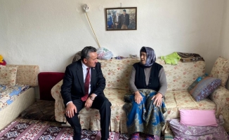 Seydişehir Belediyesi, engelli kadına tekerlekli sandalye hediye etti