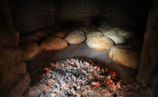 Taş fırında pişen İslambeyli ekmeği lezzetiyle öne çıkıyor