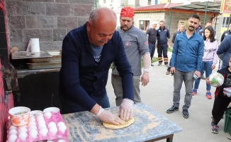 Yahşihan Belediye Başkanı Türkyılmaz, fırında pide yaparak vatandaşlara dağıttı