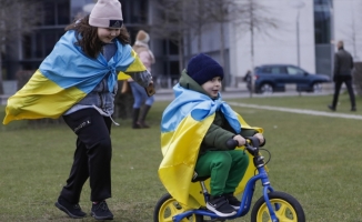 Almanya’da anma etkinliklerinde Ukrayna bayrağını taşıma yasağı tartışılıyor