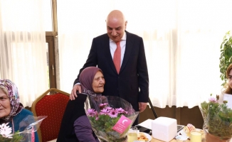 Keçiören Belediye Başkanı Altınok'tan huzurevine Anneler Günü ziyareti