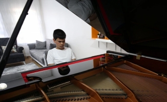 'Kusursuz kulak' Bager, Cumhurbaşkanı Erdoğan'ın gönderdiği piyanoyla beste yapıyor