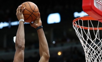 NBA'de 76ers ve Mavericks konferans yarı finalinde farkı bire indirdi