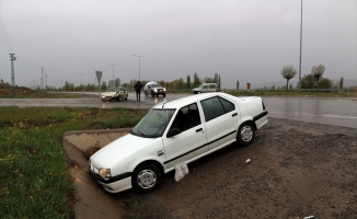 Sivas'ta iki otomobilin çarpışması sonucu 5 kişi yaralandı