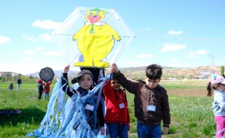 Sivas'ta üniversite öğrencileri uçurtma şenliği düzenledi
