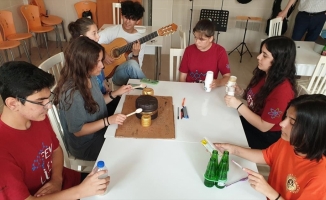 Atık malzemeleri müzik aletlerine dönüştüren lise öğrencileri orkestra kurdu