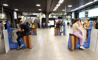 Brüksel'de tren yolcuları pedal çevirerek telefonlarını şarj ediyor