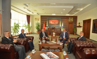 Kırşehir Valisi Buhara, KAEÜ Rektörü Karakaya ile bir araya geldi