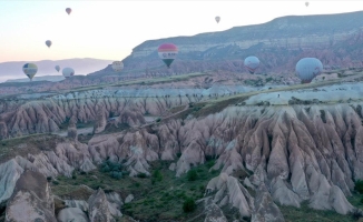 Turistler, Kapadokya'nın 'renkli tepeleri'ni balondan seyrediyor